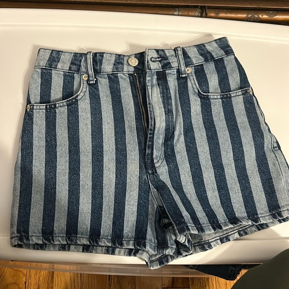 Zara shorts stripe print size 4 like new condition
